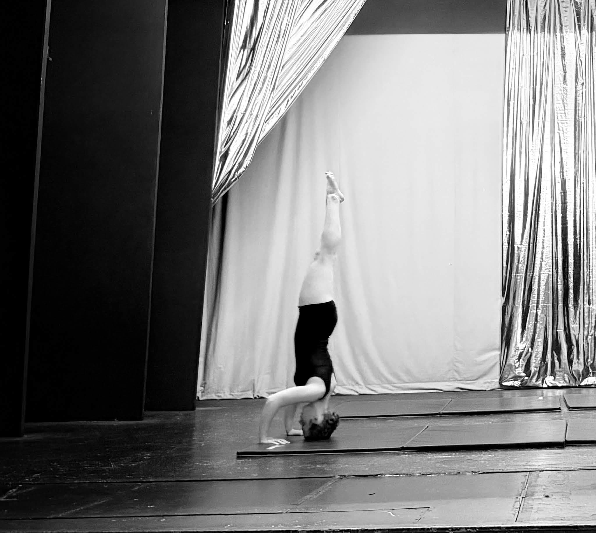 Gymnastic dance headstand